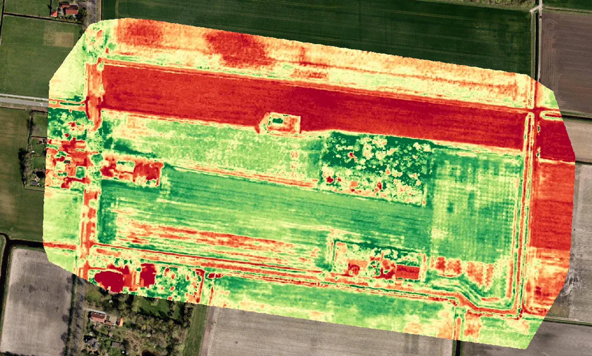 NDVI-kaart van een perceel met gezonde delen in groen en stressplekken in rood
