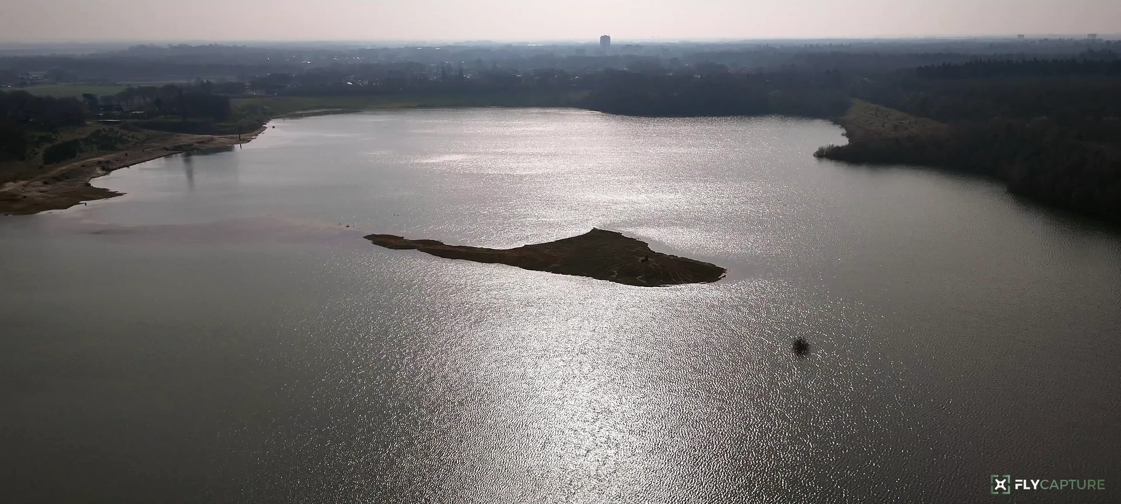 Plas met een eiland, van boven gefilmd