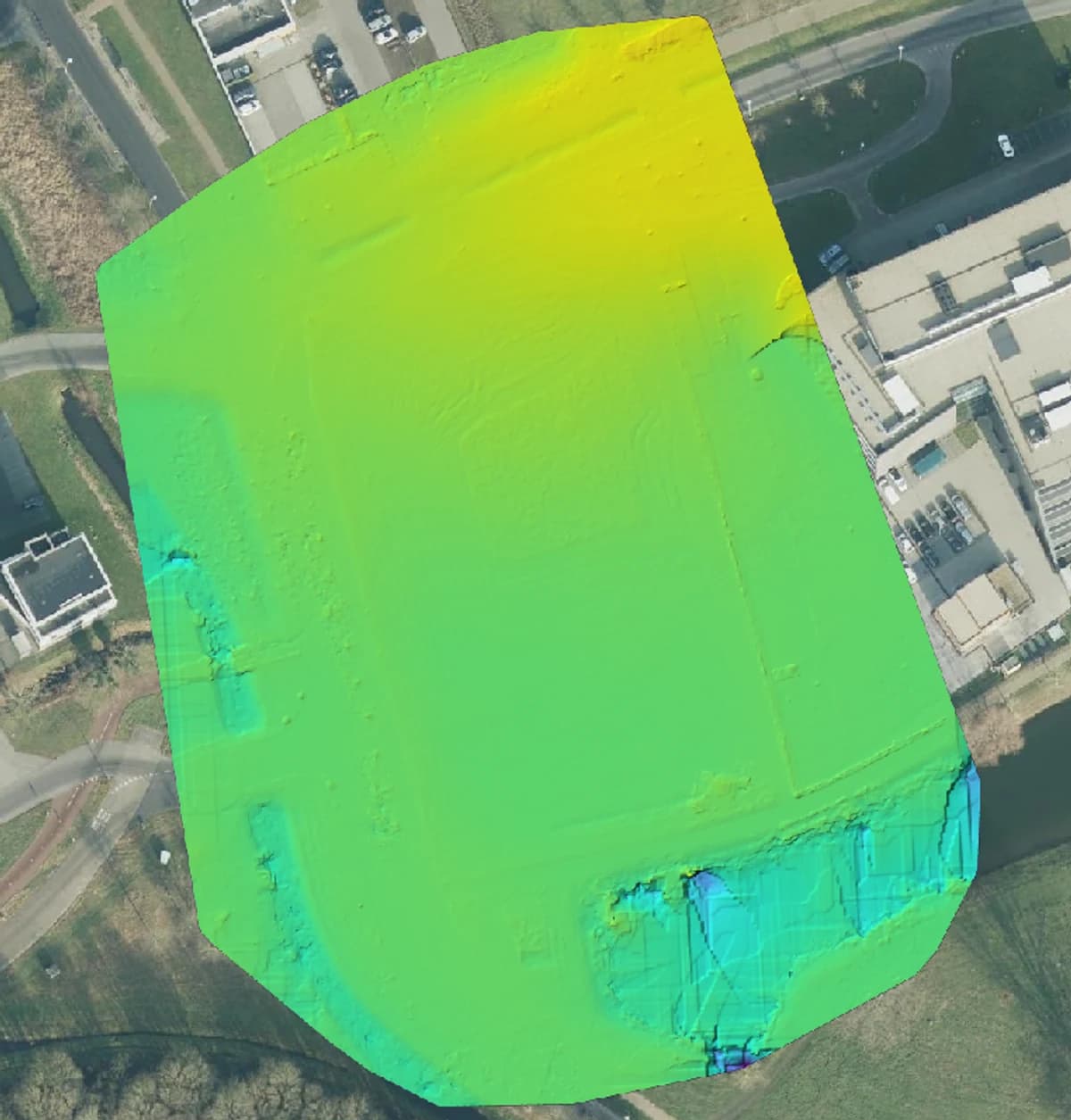 Hoogtekaart van de bouwkavel in Hengelo over de luchtfoto: blauw is laag, geel is hoog
